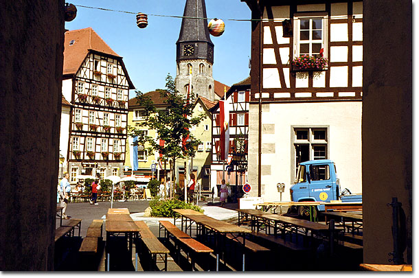 Marktplatz mit Fachwerkhäusern